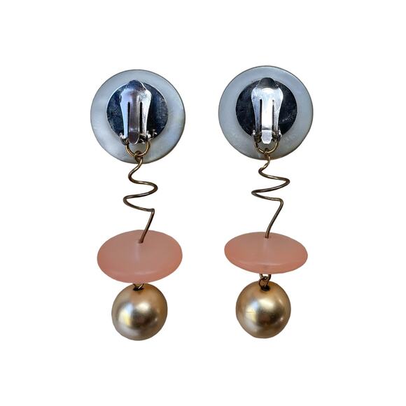 80s Metallic Gold Peach Lucite Beads Brass Wire Atomic Drop Dangle Clip Earrings - Picture 2 of 3